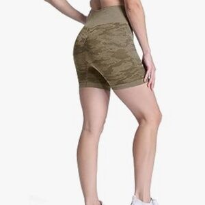 Seamless Scrunch Butt Shorts 6”